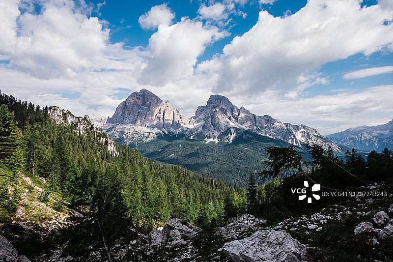 夏季徒步科尔达湖图片素材