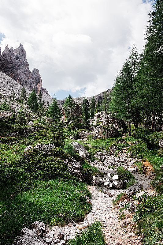 夏季徒步科尔达湖图片素材