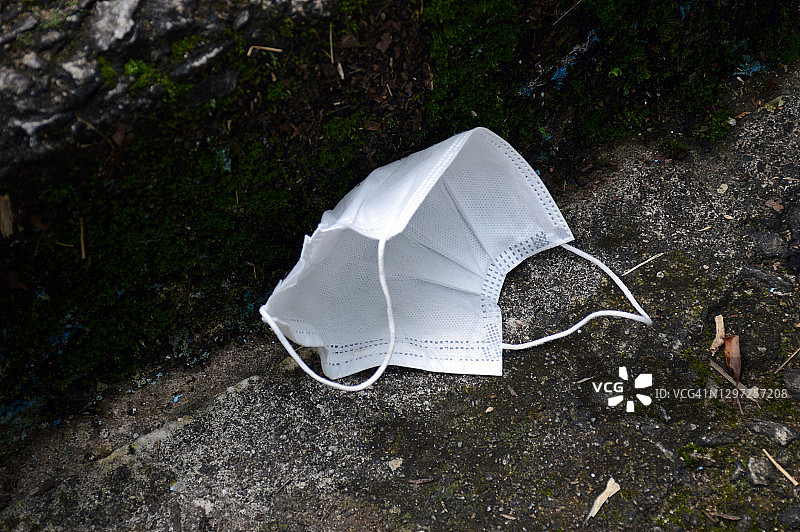 扔在街上的废弃口罩图片素材