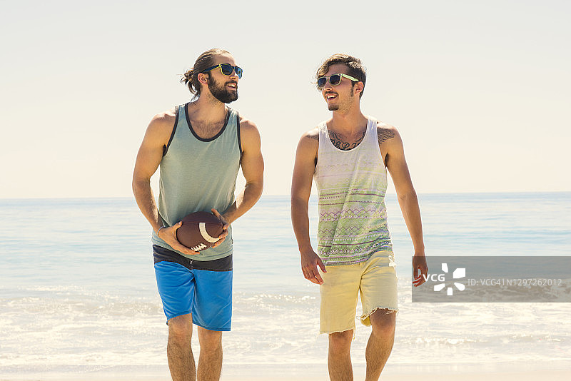 男人们在海滩踢足球图片素材