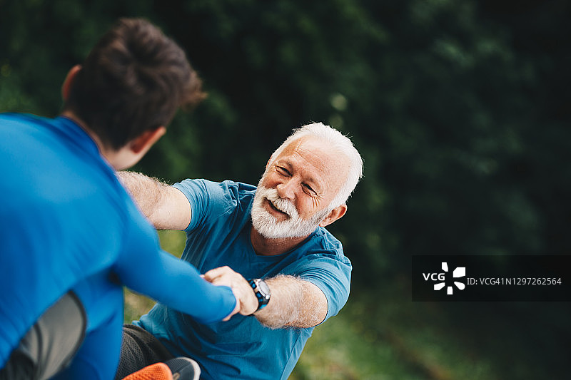 公园里的运动：老年人和孙子一起锻炼图片素材