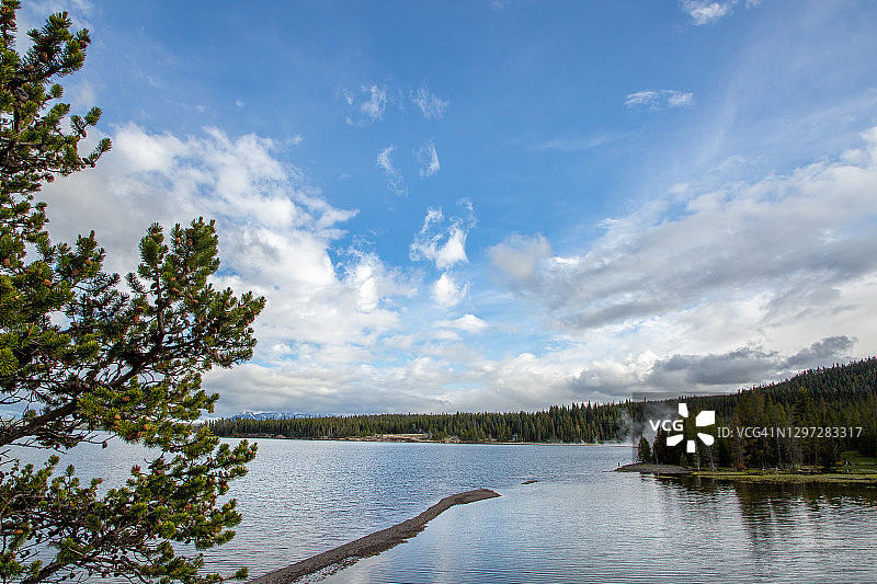 清晨曙光下的西拇指间歇泉盆地和黄石湖蒸汽景观图片素材