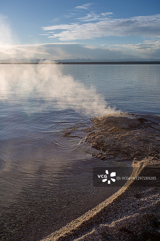 冉冉升起的太阳逆光照亮了黄石湖大锥间歇泉图片素材
