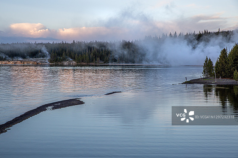 清晨曙光下的西拇指间歇泉盆地和黄石湖蒸汽景观图片素材