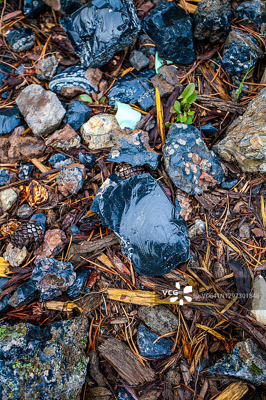 黑曜石玻璃碎片特写图片素材
