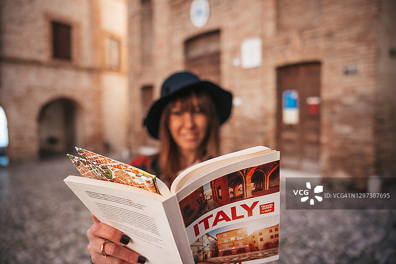 女游客在小镇度假观光图片素材