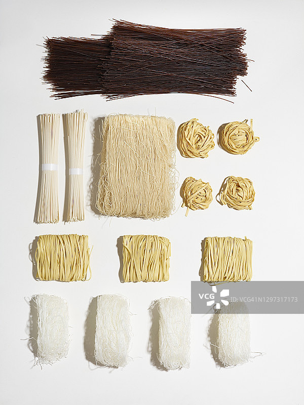 网格中的干燥面条图片素材