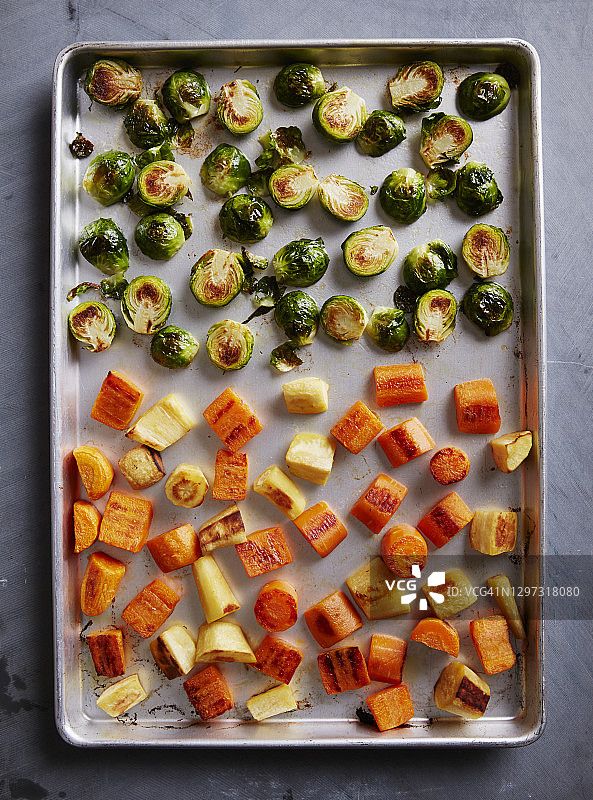 烤球芽甘蓝和胡萝卜图片素材