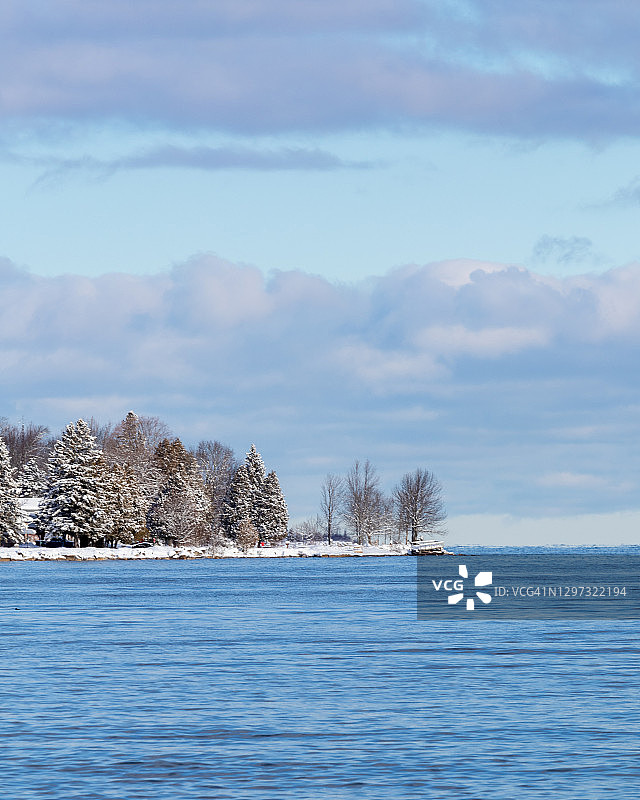 伸入海湾的树木覆盖的半岛图片素材