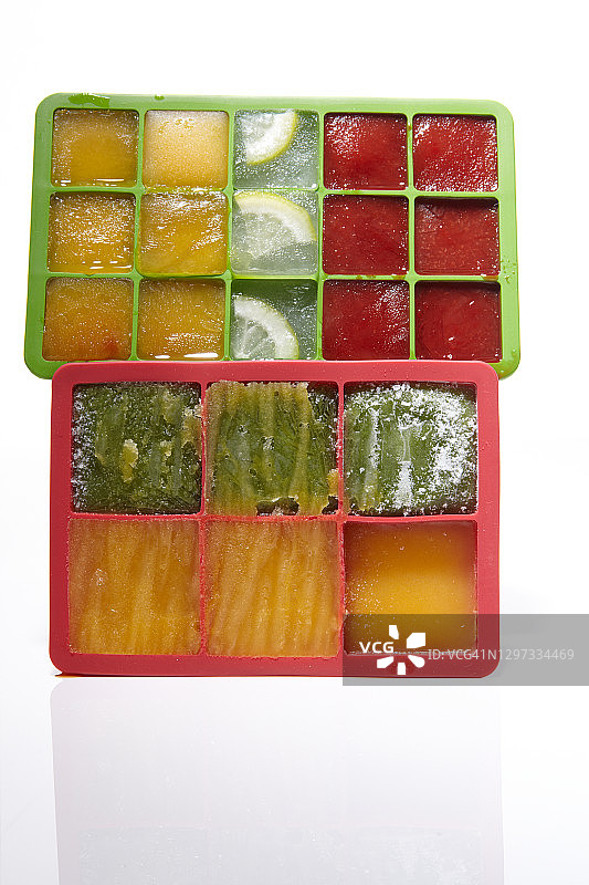 冰盘中的各种冰块图片素材