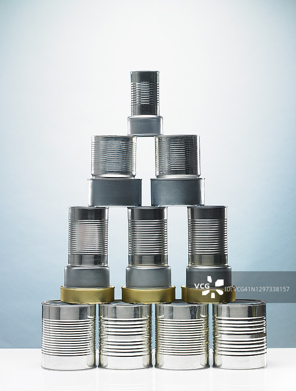 堆叠成金字塔形状的无标签罐子图片素材