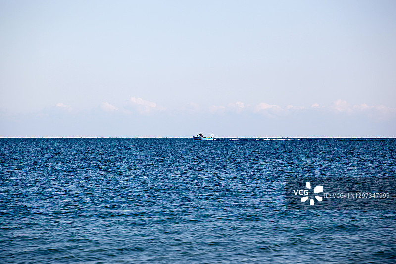 驶向大海深处的摩托艇图片素材