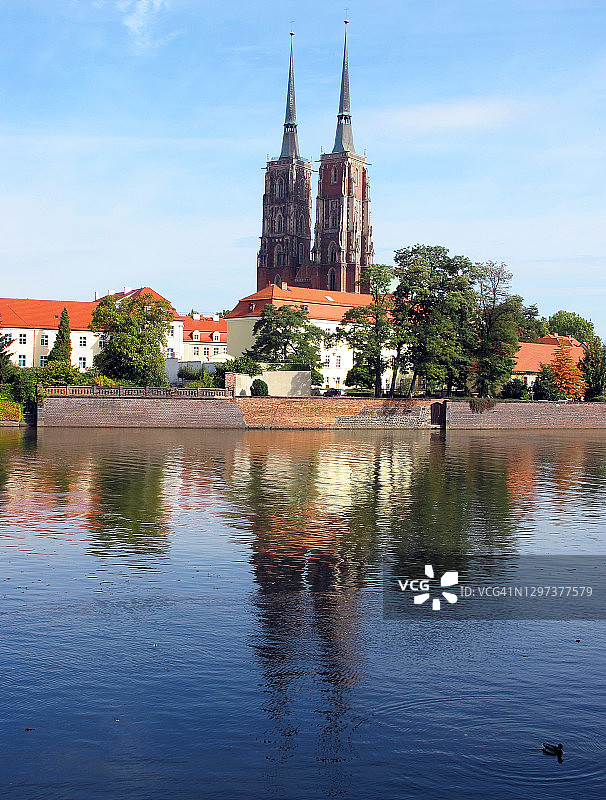 奥得河中倒映的弗罗茨瓦夫大教堂图片素材