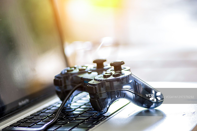 游戏玩家工作区概念，游戏装备、键盘、操纵杆俯视图图片素材