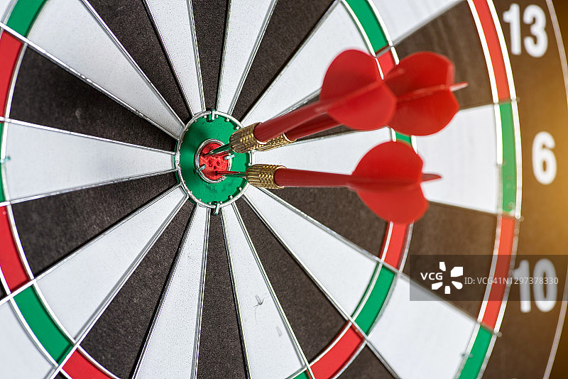 靶心上的红色飞镖：商业目标概念图片素材
