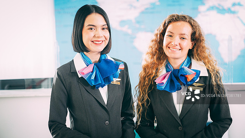 两位年轻女性在前台办理乘客登记图片素材