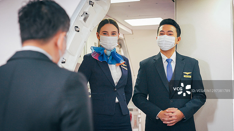 疫情期间在飞机上工作的空乘人员图片素材