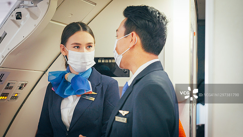 疫情期间在飞机上工作的空乘人员图片素材