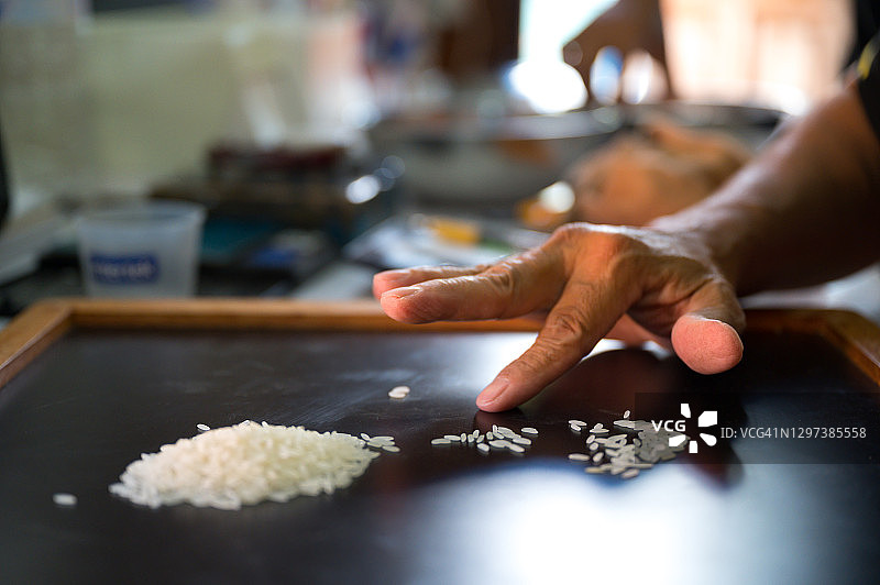 手检查白米质量图片素材