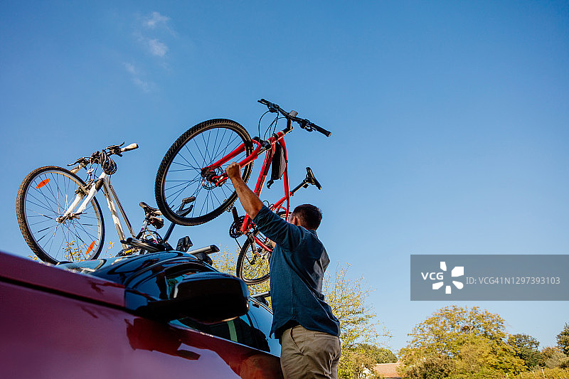 年轻人正在拆卸自行车图片素材
