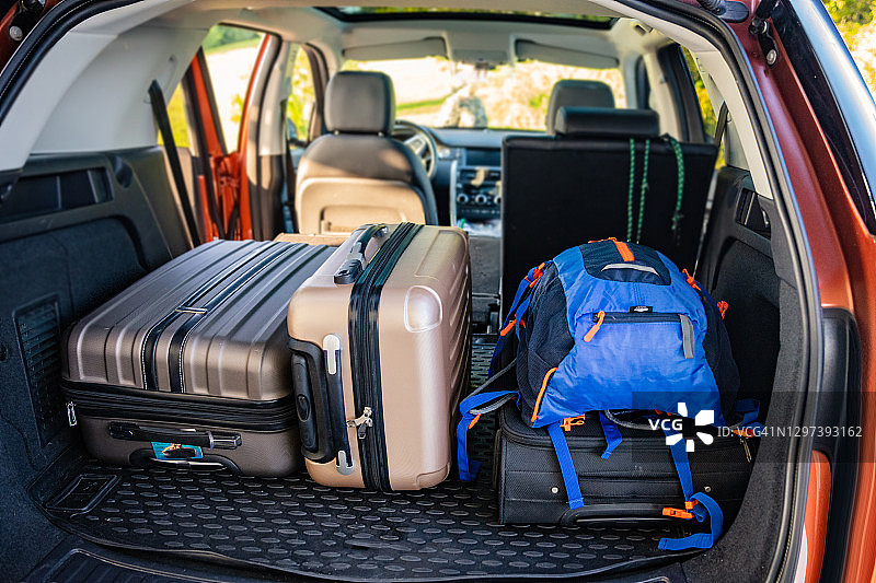 装满行李和袋子的汽车后备箱图片素材