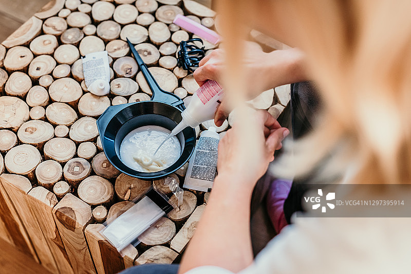 女人将染发剂倒入碗中图片素材