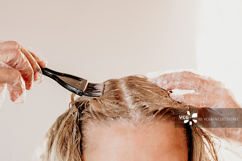 女人在家染发图片素材