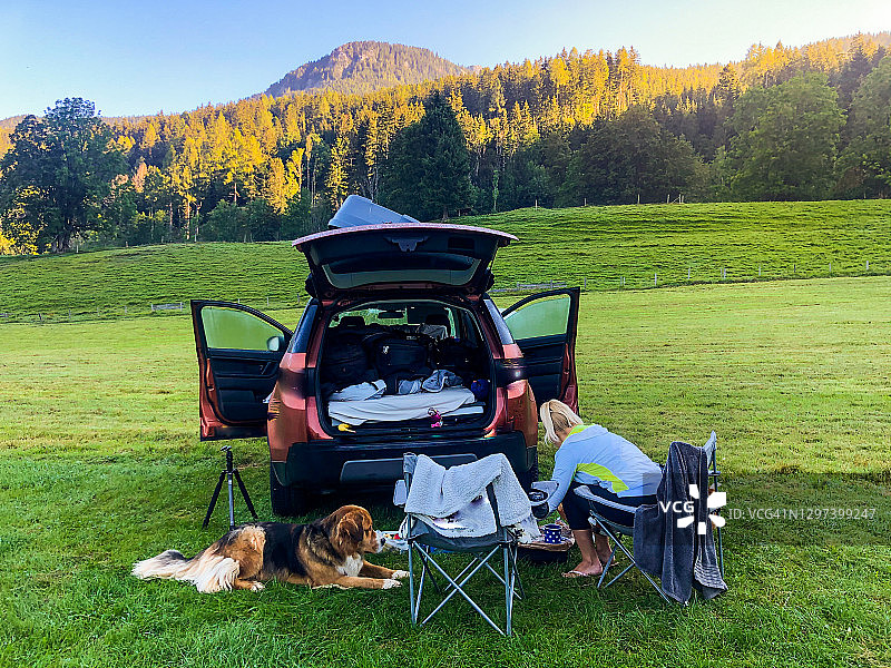 自驾露营时在野营炉上烹饪图片素材