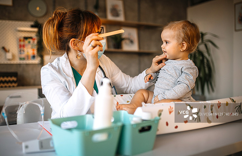 在儿科医生处进行咽喉检查图片素材