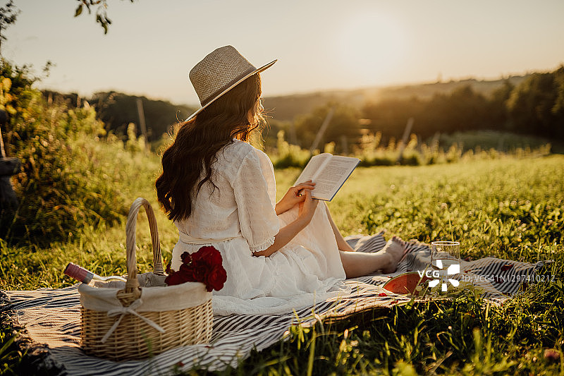 女子读书的侧面照图片素材