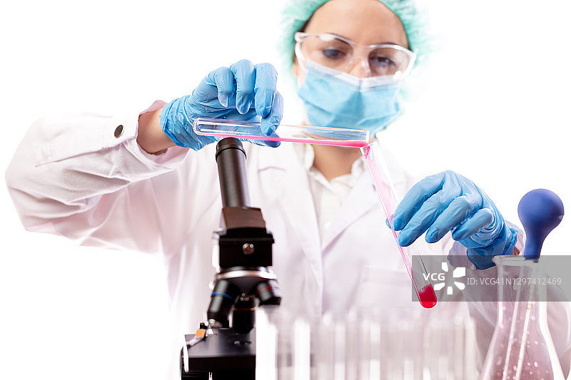 女化验员手持试管图片素材