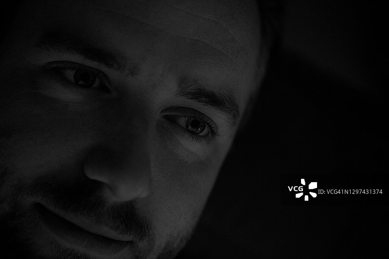 黑白深色调的年轻男子肖像，眼神深邃图片素材