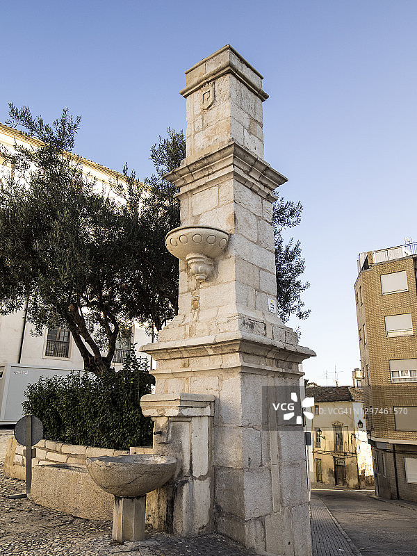 西班牙阿尔拜达村街道上的古老喷泉图片素材