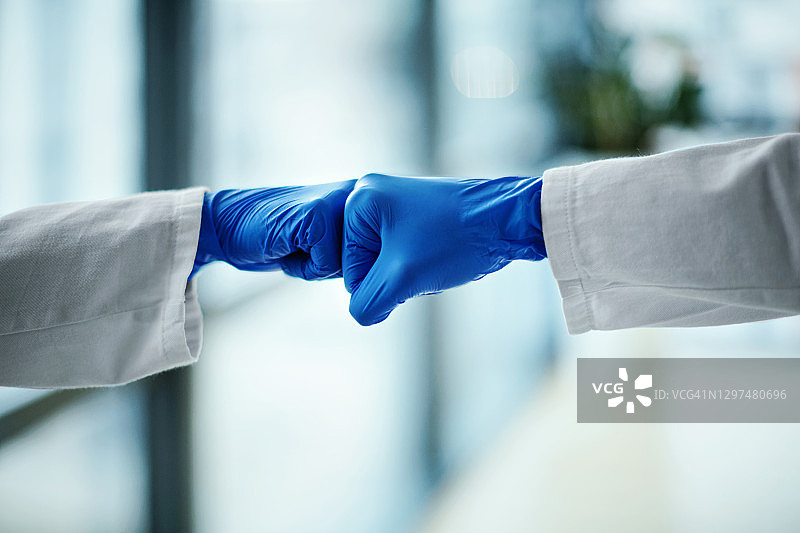 疫情期间医生碰拳致意图片素材