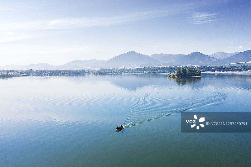 斯洛伐克利普托夫斯卡马拉湖上的一艘船航拍，远处是绵延起伏的群山图片素材