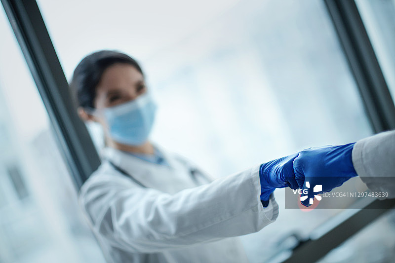 疫情期间医生碰拳致意图片素材