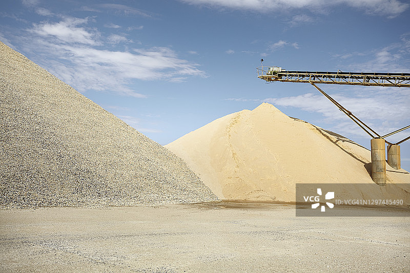 采石场中堆积的沙子和石头上的传送带图片素材