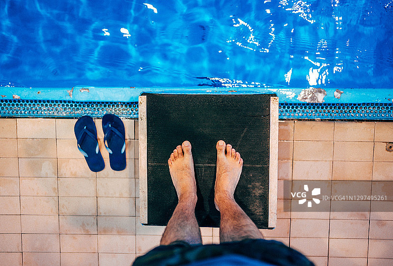 在游泳起跳台上游泳的游泳者图片素材