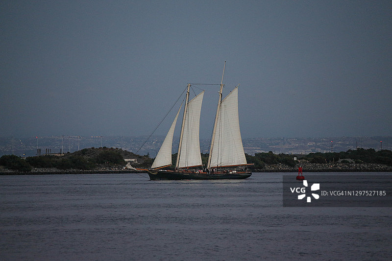 黄昏时分航行的帆船图片素材