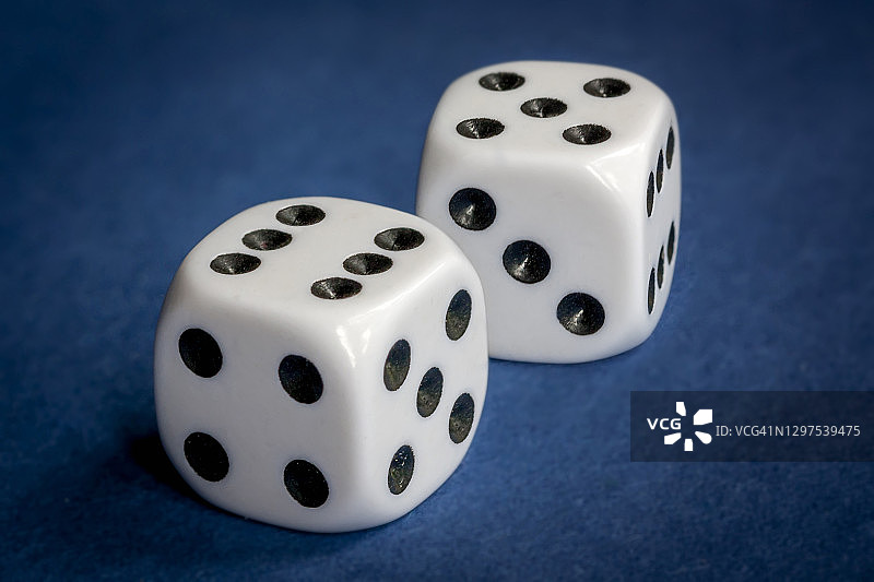 蓝色背景上的两个骰子图片素材