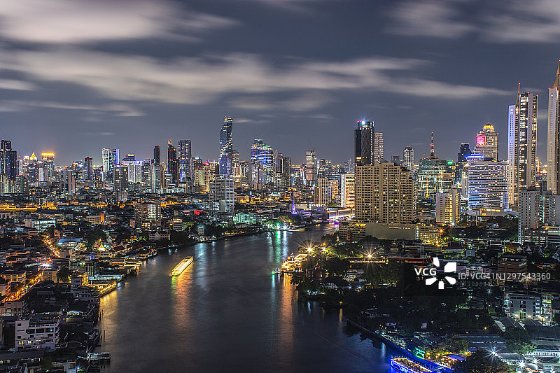 曼谷湄南河畔的建筑图片素材