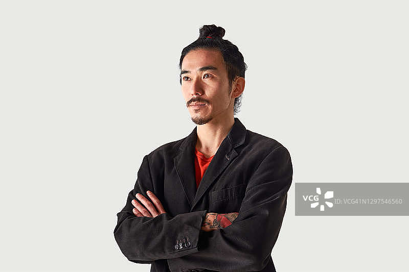 年轻男子侧面像，身穿西装图片素材