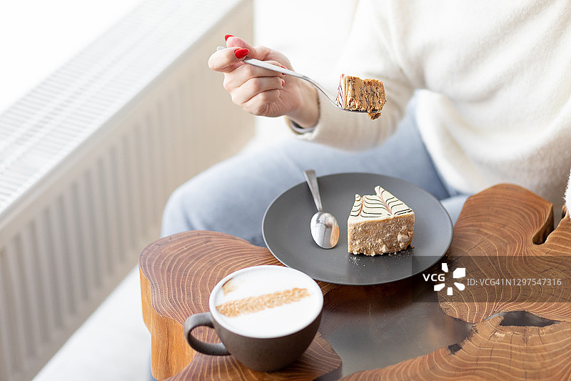 吃蛋糕的女人图片素材
