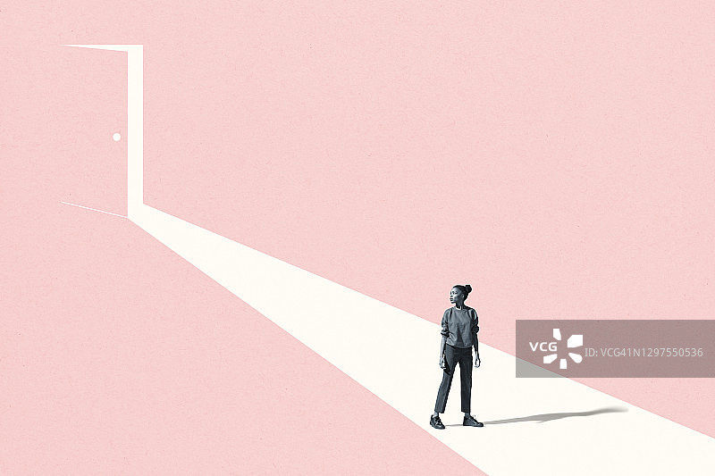 年轻女子靠在粉色门边，看向远方图片素材