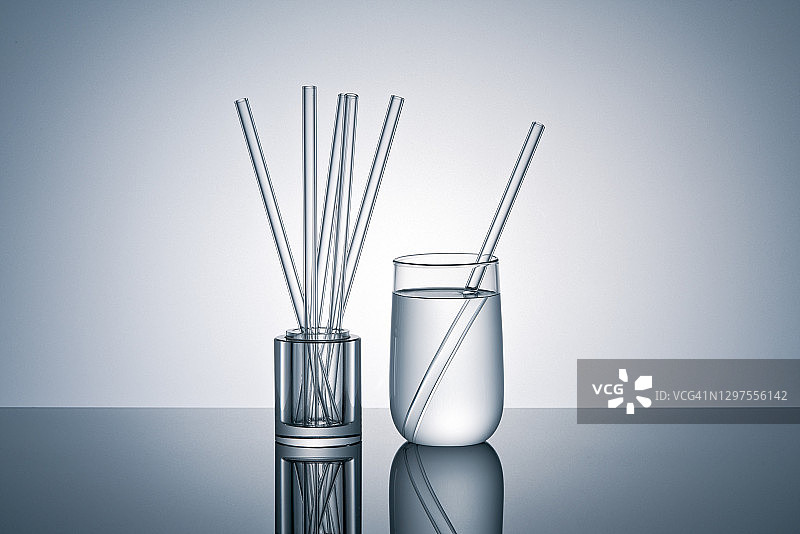 玻璃杯中的可重复使用玻璃吸管图片素材