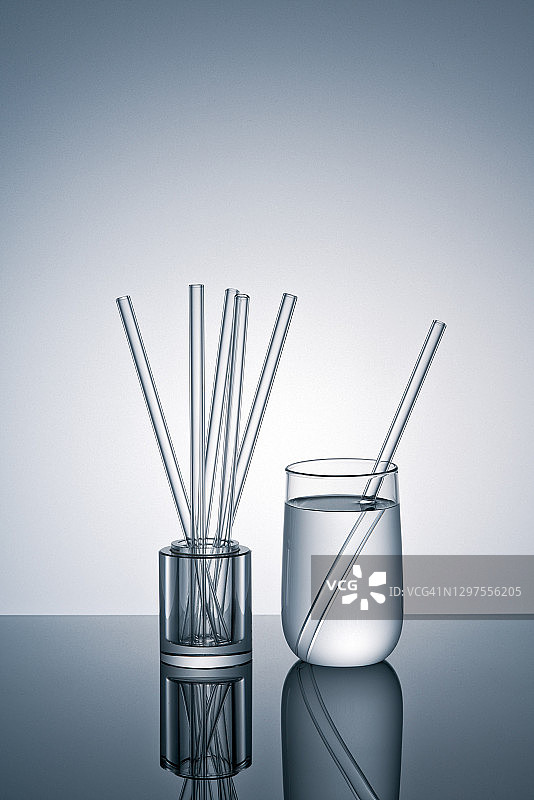 玻璃杯中的可重复使用玻璃吸管图片素材