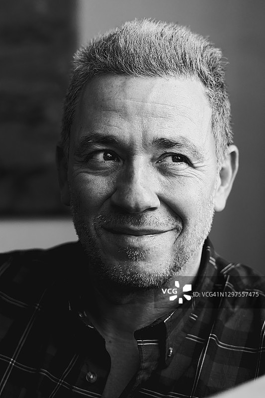 面带幸福表情的白人男子特写肖像图片素材