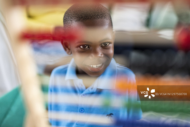 在家看着算数架的微笑男孩图片素材