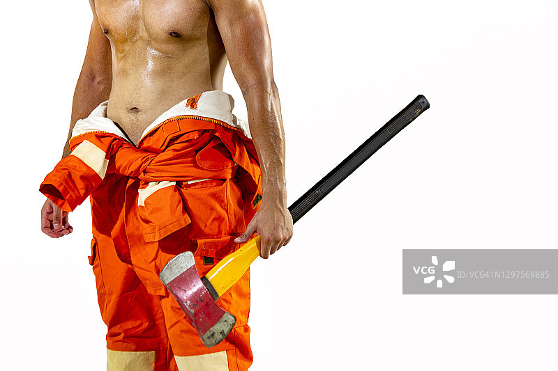任务完成后手持消防斧的消防员图片素材