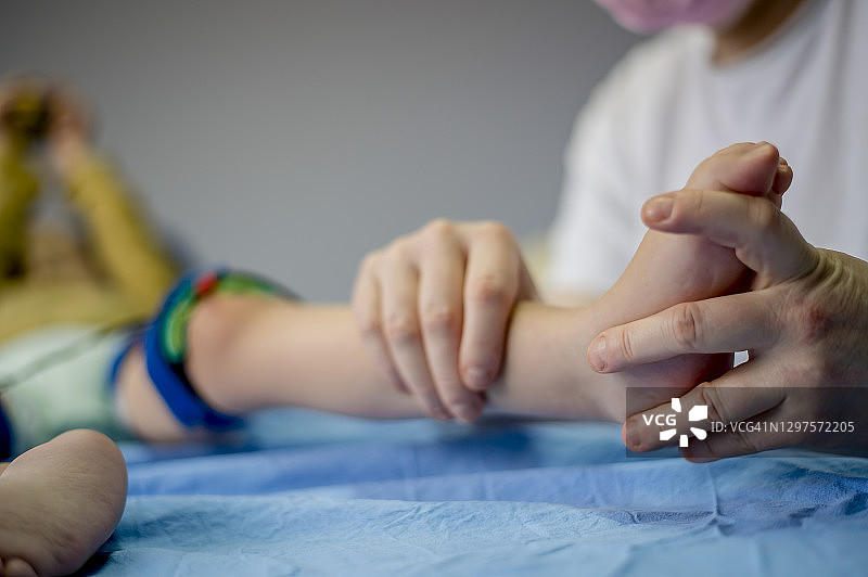 理疗师为儿童进行足部锻炼图片素材